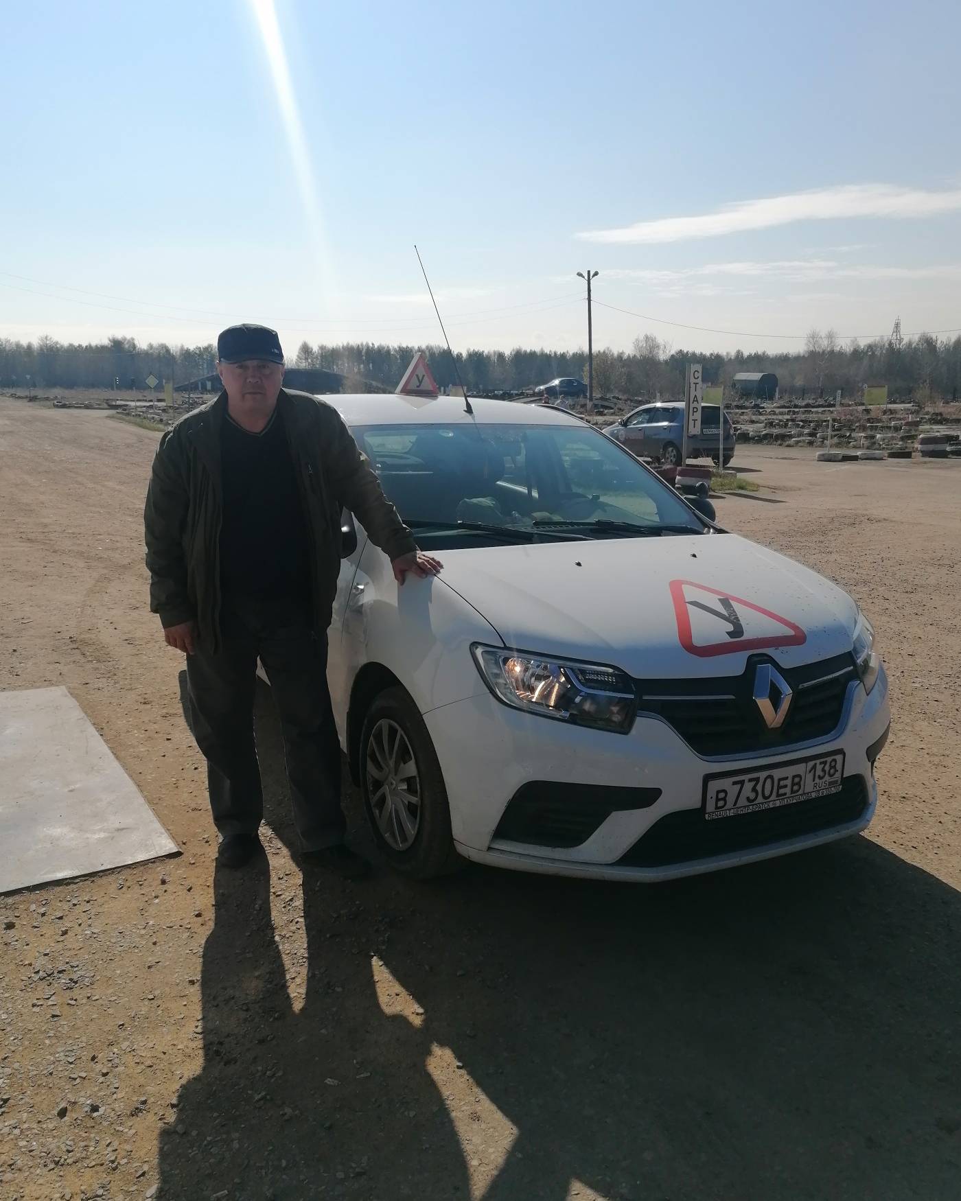 Инструктор Денис Владимирович обучающий на "механике", категория Б - легковые авто